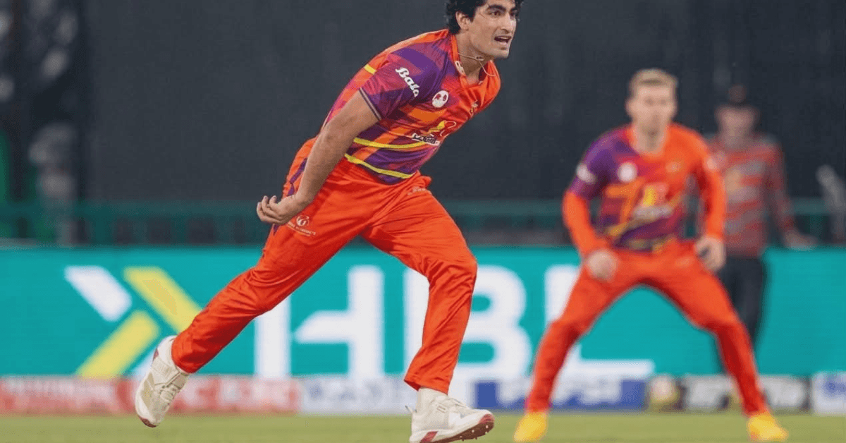 পিএসএল ম্যাচে বোলিং করছেন পাকিস্তানের পেসার নাসিম শাহ