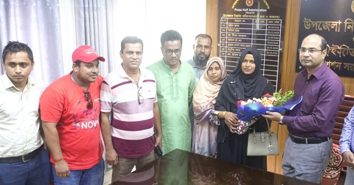 ইউএনওকে ফুল দিলেন আসামি ও আ.লীগ নেতারা