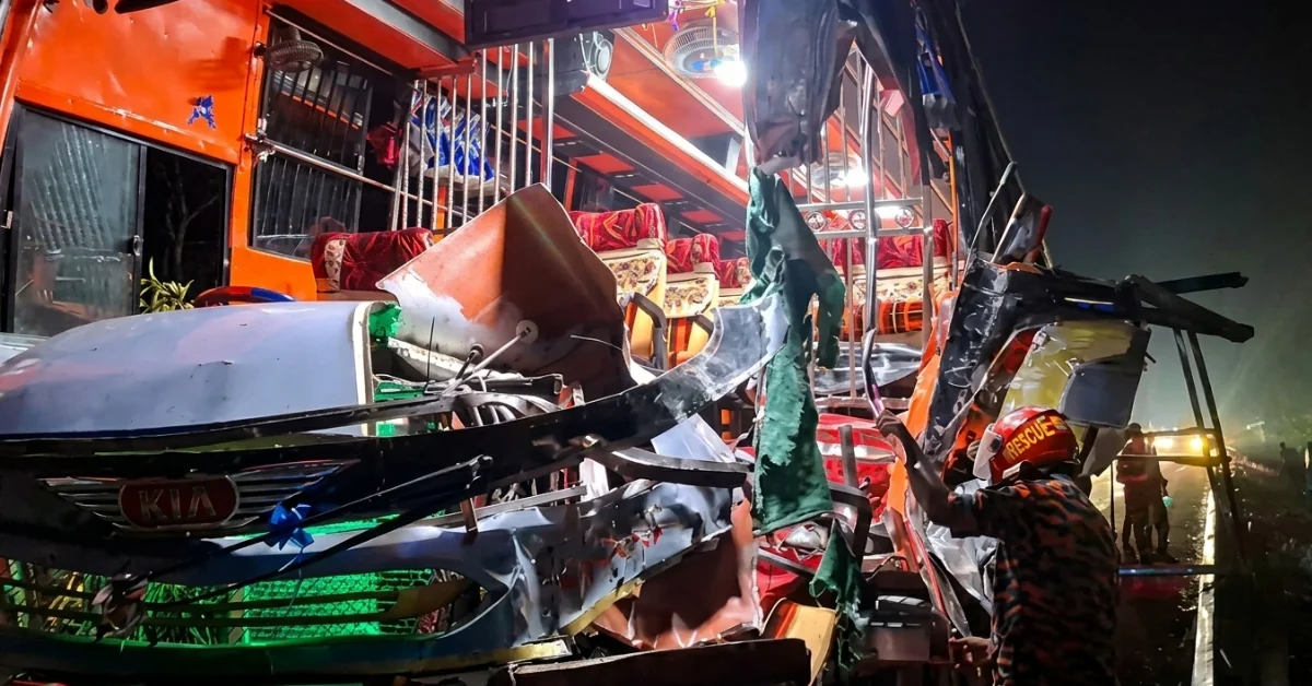 ঢাকা মাওয়া এক্সপ্রেসওয়েতে বাস দুর্ঘটনার পর ক্ষতিগ্রস্ত বাস