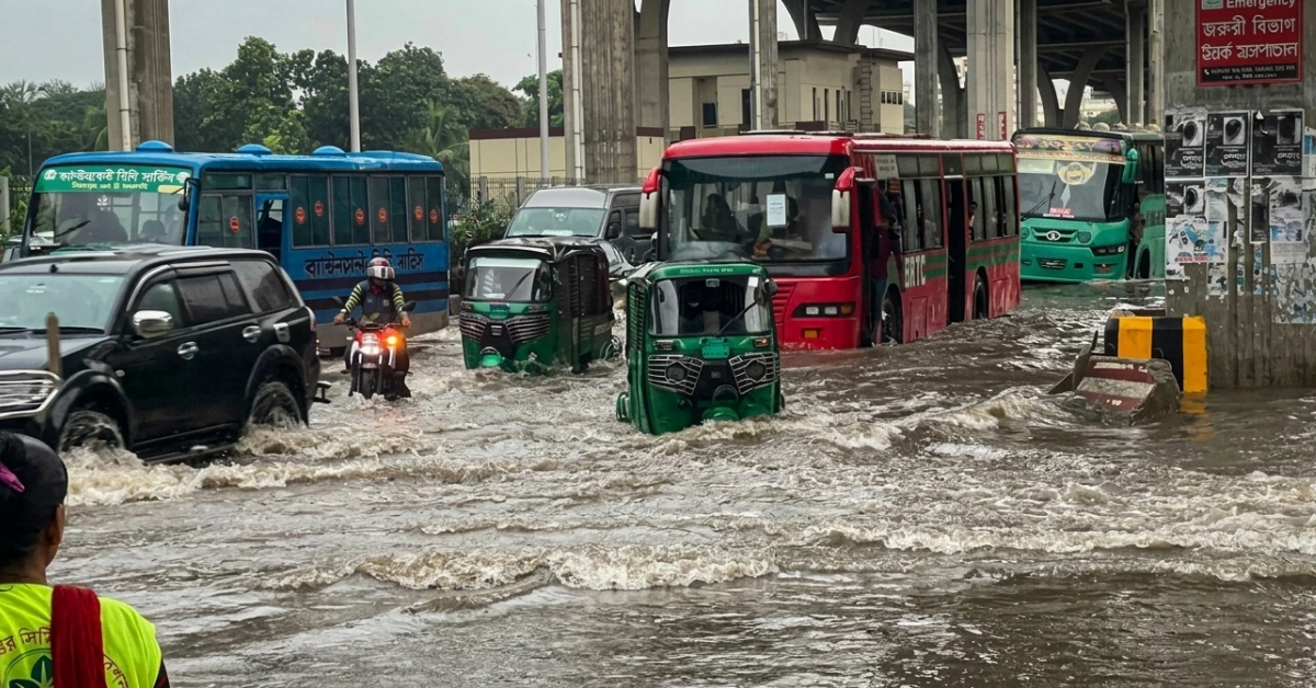 ভোরে অঝোরে বৃষ্টি ,ঢাকার রাস্তায় জমে থাকা পানি