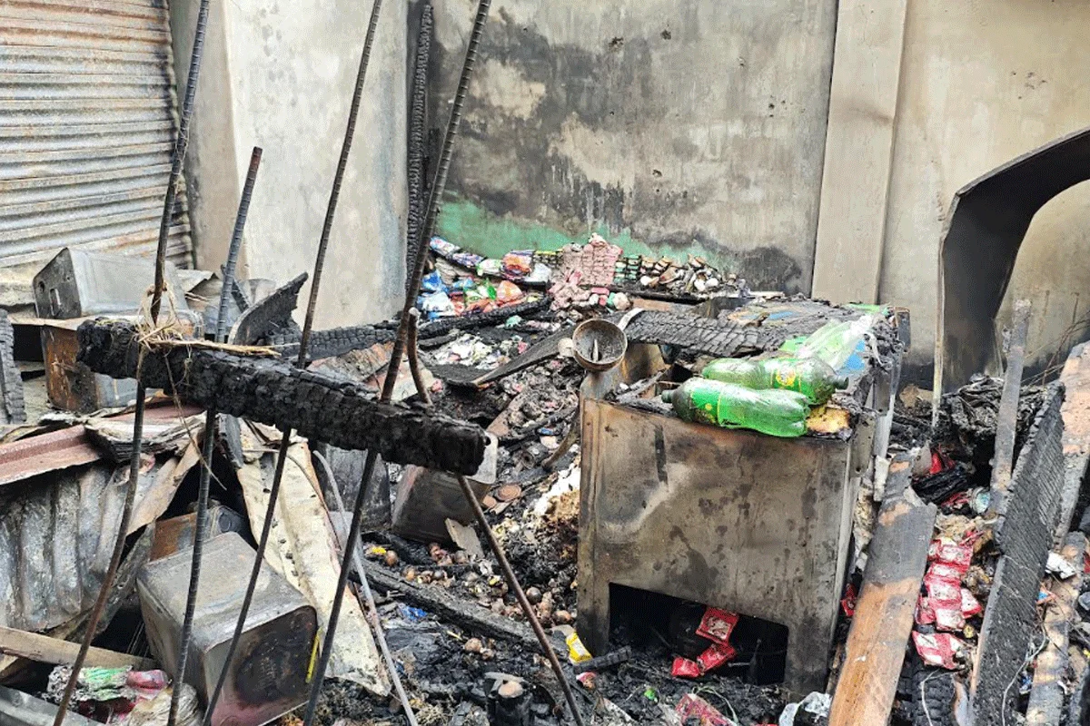 গাইবান্ধার বাজারে অগ্নিকাণ্ডে পুড়ে যাওয়া দোকানপাট এবং আগুন নিয়ন্ত্রণে ফায়ার সার্ভিসের কার্যক্রম।
