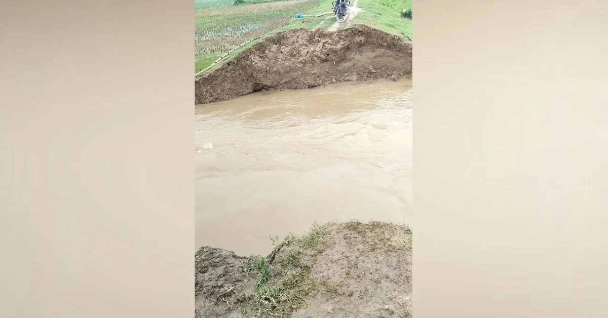 বারহাট্টায় সড়ক নদীভাঙনে দুর্ভোগে পড়া স্থানীয় মানুষের যাতায়াত