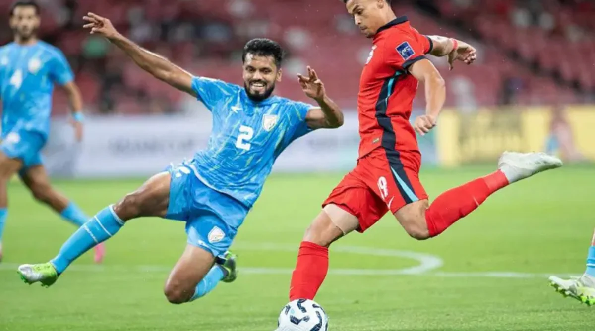 ভারতের ফুটবল দলের ম্যাচে বলের দখল নেওয়ার লড়াই, বিশ্বকাপে জায়গা না পাওয়ার চ্যালেঞ্জের প্রতীক