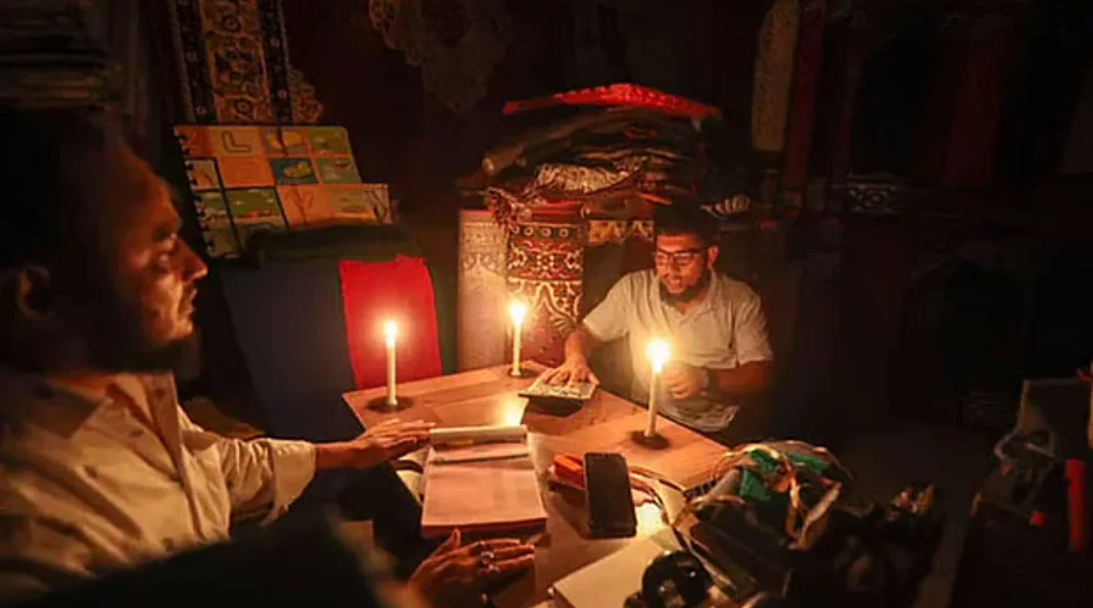 তীব্র লোডশেডিংয়ে বিদ্যুৎ সংকটে ভোগান্তিতে দেশের বিভিন্ন এলাকার মানুষ