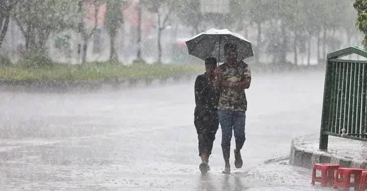 কালো মেঘে আচ্ছন্ন আকাশে ঝড় ও বজ্রবৃষ্টির পূর্বাভাস