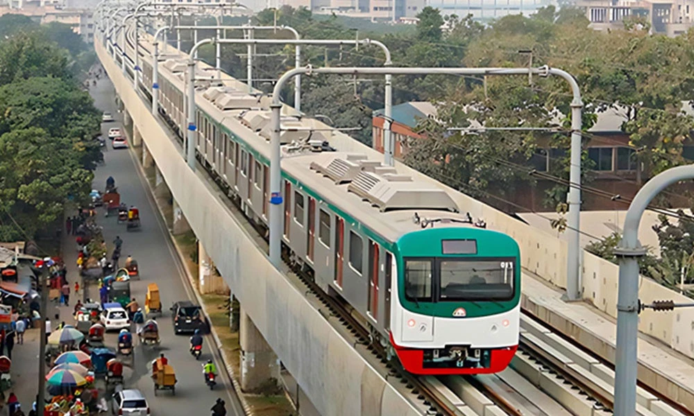 ঢাকা বিশ্ববিদ্যালয় এলাকায় মেট্রোরেলের বৈদ্যুতিক তারে আটকে থাকা গ্যাস বেলুন