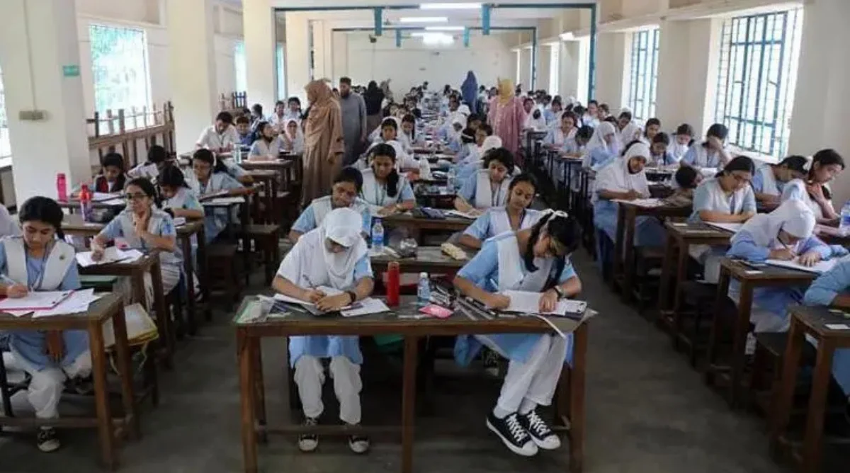 বাংলাদেশের পাবলিক পরীক্ষার প্রশ্নপত্রে ভুল নিয়ে আলোচনা।