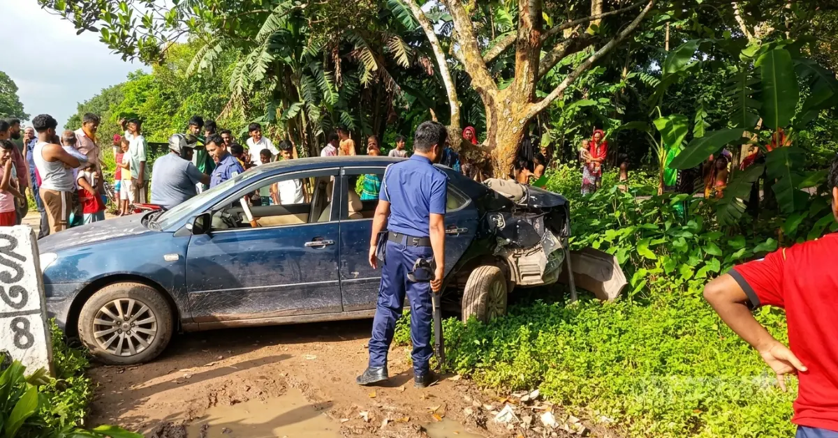 ট্রেনের ধাক্কায় প্রাইভেটকার দুমড়ে-মুচড়ে