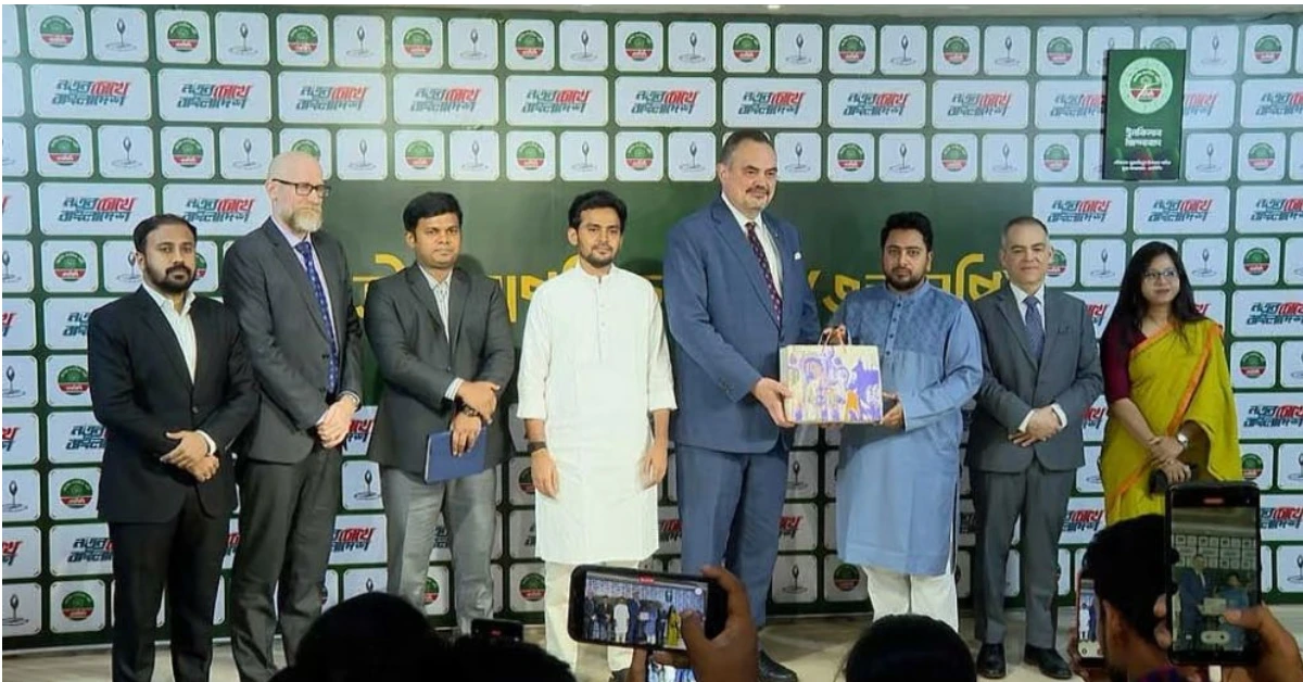 এনসিপির কেন্দ্রীয় কার্যালয়ে নেতাদের সঙ্গে বৈঠকে মার্কিন রাষ্ট্রদূত ব্রেন্ট ক্রিস্টেনসেন।