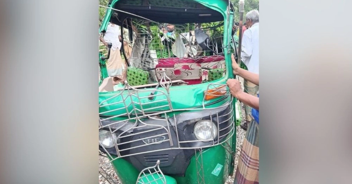 চকরিয়া সড়ক দুর্ঘটনায় কাভার্ড ভ্যান ও সিএনজির সংঘর্ষ