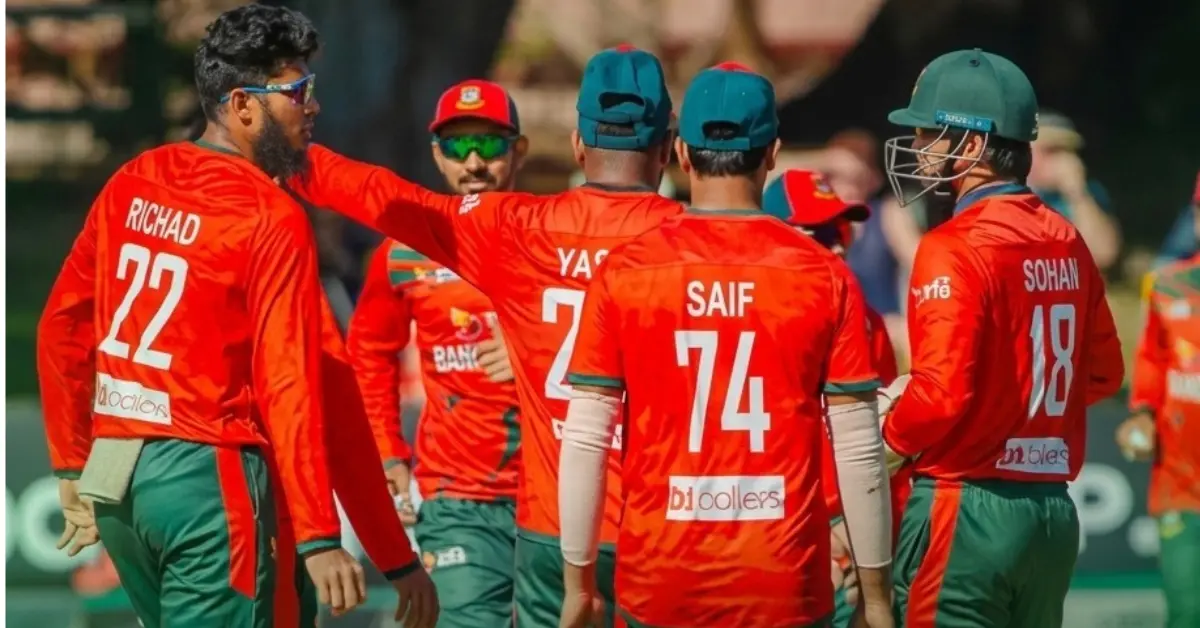 বাংলাদেশ বনাম জিম্বাবুয়ে ম্যাচে বল করছেন রিশাদ হোসেন