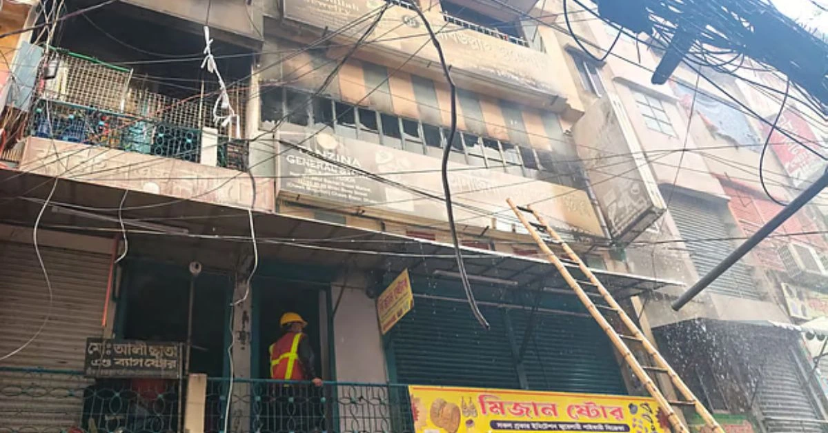 চকবাজারের আগুন লাগা আটতলা ভবনটির মাত্র দুই ফুট চওড়া সিঁড়ির কারণে উদ্ধারকাজে বেগ পেতে হয়।