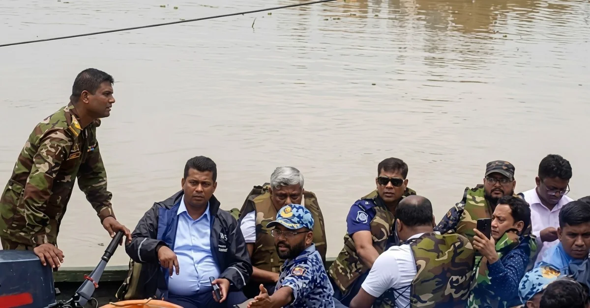 চট্টগ্রামে বন্যাদুর্গত মানুষের মাঝে ত্রাণ বিতরণ করছেন বিদ্যুৎ প্রতিমন্ত্রী অনিন্দ্য ইসলাম অমিত।