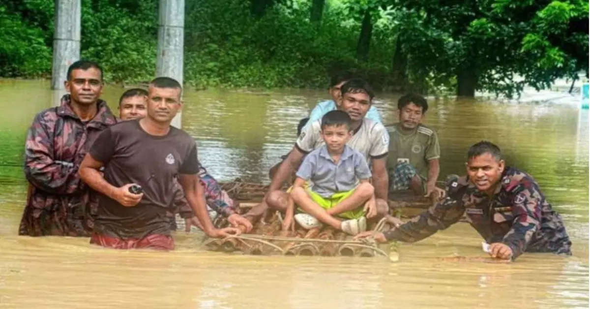 ন্যায় ক্ষতিগ্রস্ত ১১ জেলায় বিজিবি মোতায়েন করা হয়েছে। উদ্ধার অভিযান, ত্রাণ বিতরণ, চিকিৎসা সহায়তা ও যোগাযোগ ব্যবস্থা পুনরুদ্ধারে কাজ করছে বাহিনী।