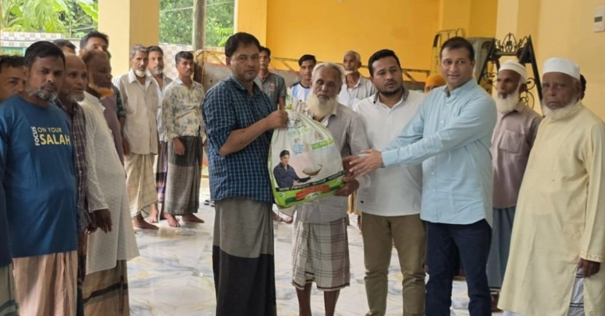 বন্যার্তদের ত্রাণ বিতরণ সাতকানিয়ায়