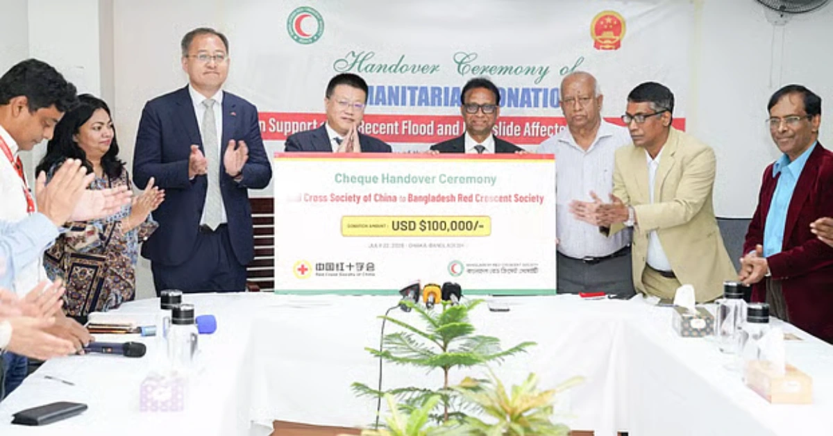 চীনের রাষ্ট্রদূত ইয়াও ওয়েন রেড ক্রিসেন্টকে সহায়তা দিচ্ছেন