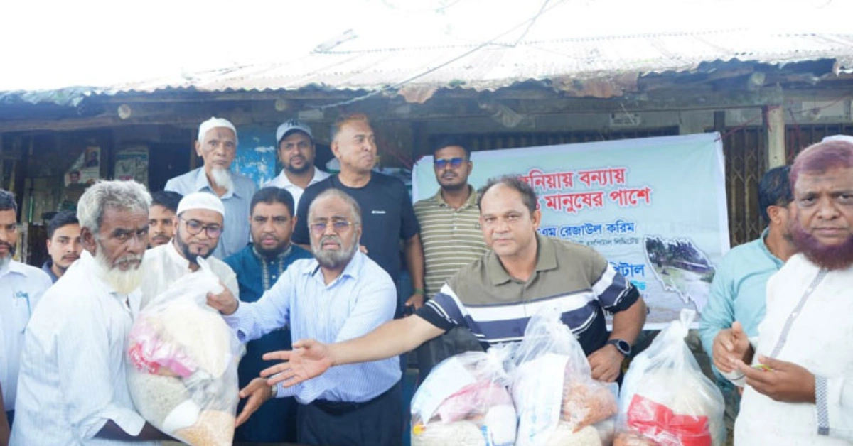 রাঙ্গুনিয়ায় বন্যাদুর্গত মানুষের মাঝে পার্কভিউ হাসপাতাল লিমিটেডের খাদ্যসামগ্রী বিতরণের দৃশ্য
