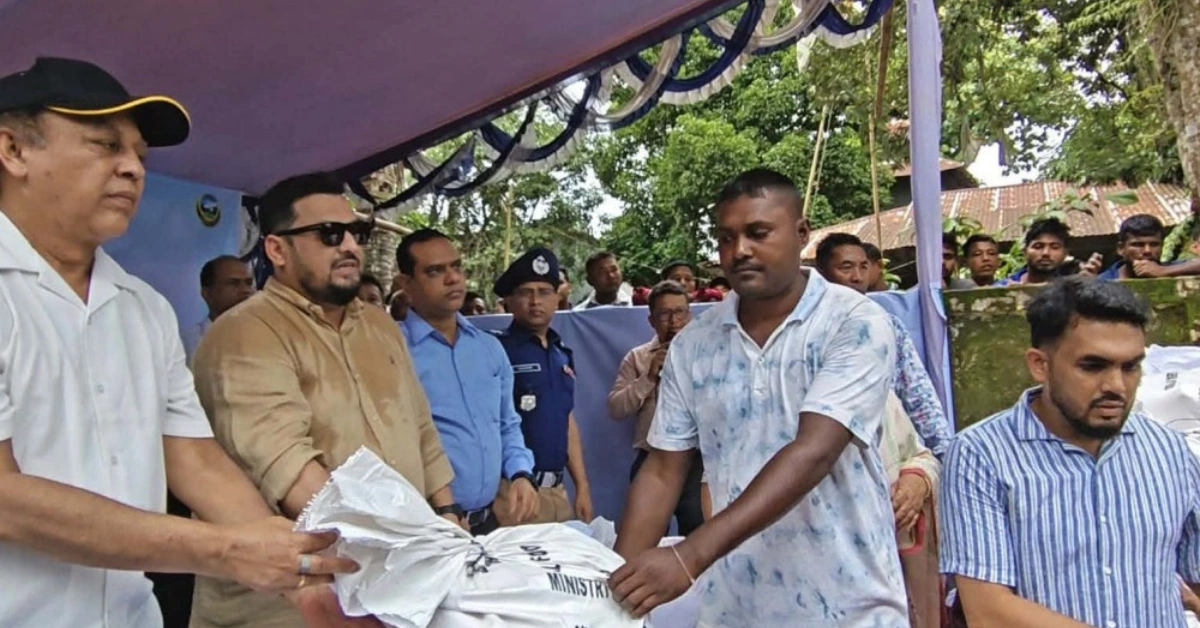 খাগড়াছড়িতে বন্যার্তদের মাঝে ত্রাণ বিতরণ