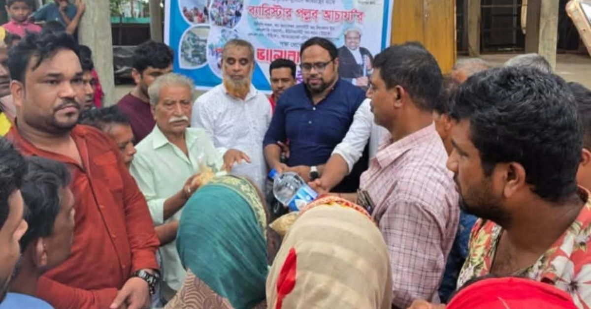 সাতকানিয়ায় বন্যার্তদের মাঝে ত্রাণ বিতরণ করছেন ব্যারিস্টার পল্লব আচার্য