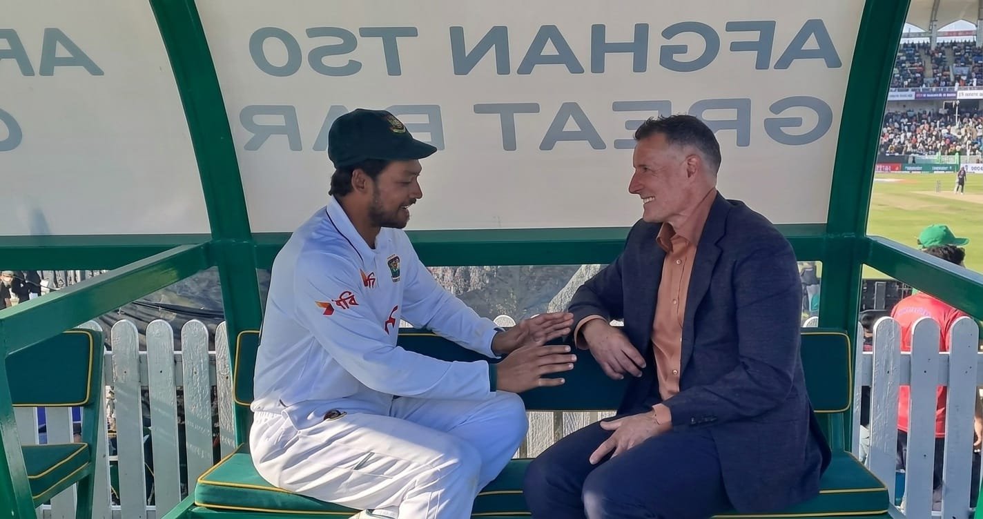 মাইক হাসির পরামর্শ নিচ্ছেন নাজমুল হোসেন