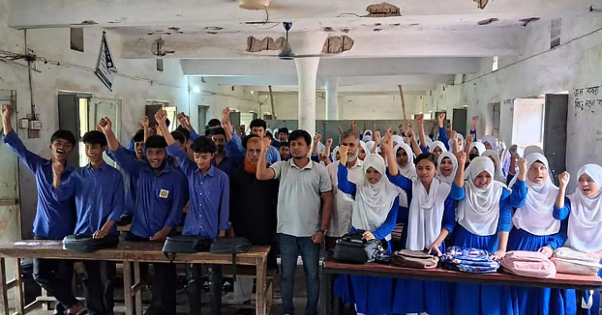 শিক্ষার্থীদের ১০ টাকার সঞ্চয়ে সুবিধাবঞ্চিত শিশুদের শিক্ষা উপকরণ বিতরণ