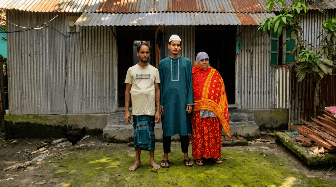 গোল্ডেন এ প্লাস পাওয়া জাহিদ হাসান ও তার বাবা-মা