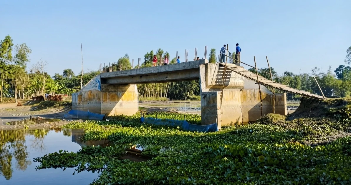 সংযোগ সড়কবিহীন সেতু রাজারহাট