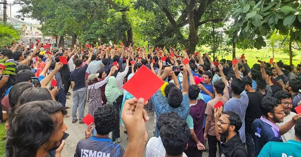 চুয়েটের নতুন উপাচার্যকে প্রত্যাখ্যান করে শিক্ষার্থীদের লাল কার্ড প্রদর্শন ও বিক্ষোভ মিছিল