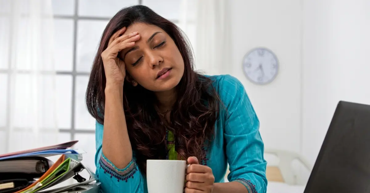 মাইগ্রেনের সমস্যায় ভুগছেন একজন নারী