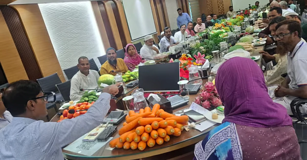 কৃষকদের দেওয়া ফলমূল ও সবজির শুভেচ্ছা গ্রহণ করছেন বিভাগীয় কমিশনার