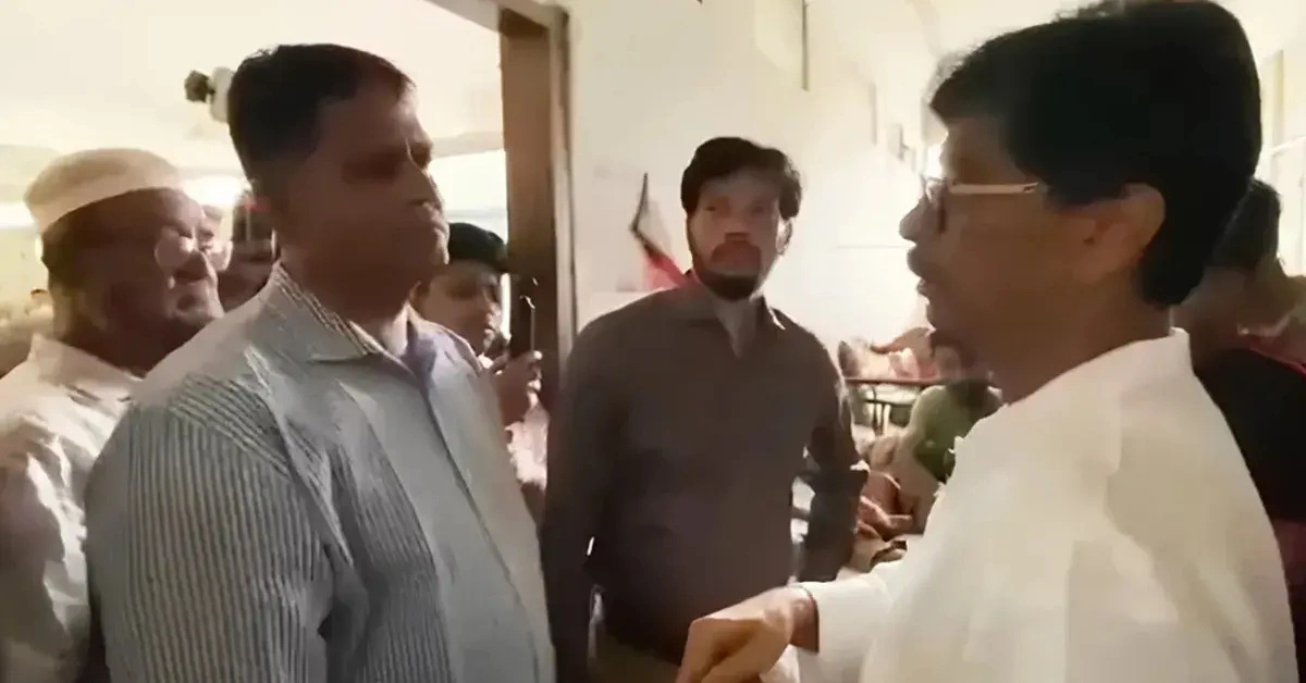 কুমিল্লা মেডিক্যাল কলেজ হাসপাতালের অপরিচ্ছন্ন বাথরুম দেখে ক্ষোভ প্রকাশ করেন কৃষিমন্ত্রী আমিন উর রশিদ ইয়াছিন
