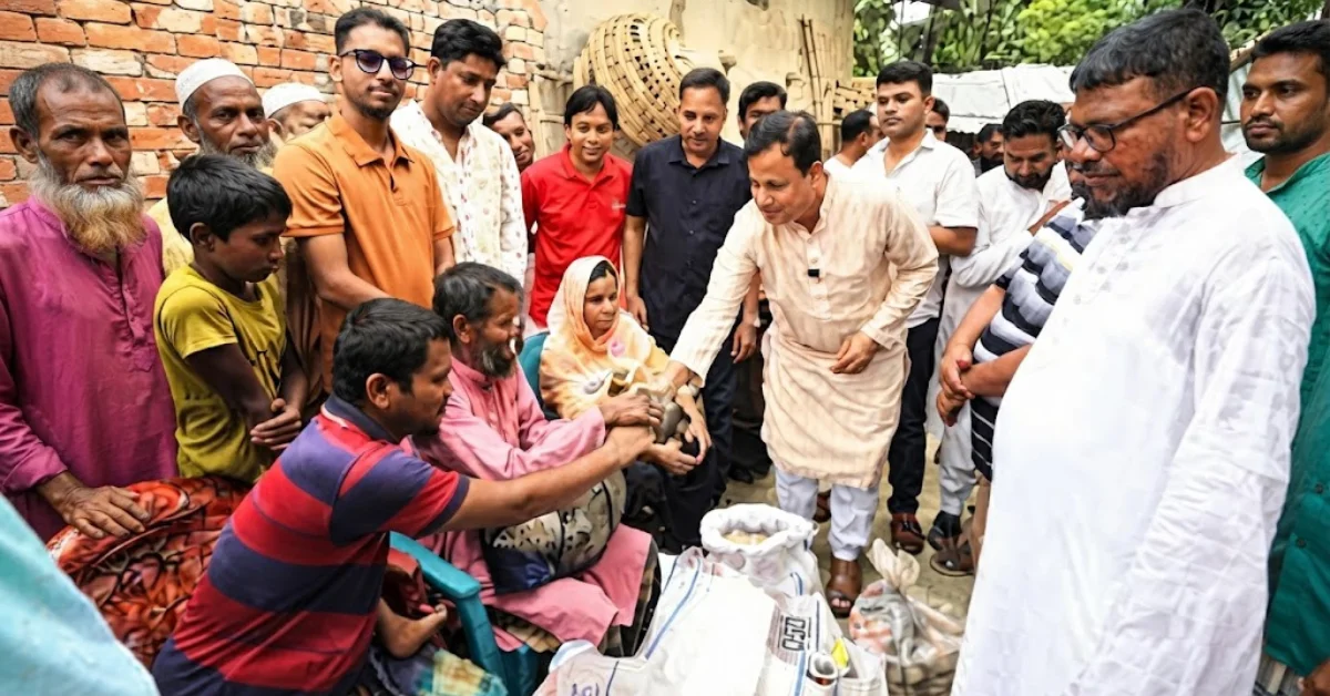 চার দৃষ্টিপ্রতিবন্ধী ভাই-বোনকে খাদ্যসামগ্রী দিচ্ছেন এমপি মোশারফ