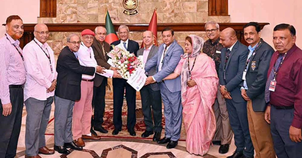 জাতীয় প্রেস ক্লাবের নেতাদের সঙ্গে সৌজন্য সাক্ষাতে গণমাধ্যমের ভূমিকা নিয়ে কথা বলেন রাষ্ট্রপতি মির্জা ফখরুল ইসলাম আলমগীর।