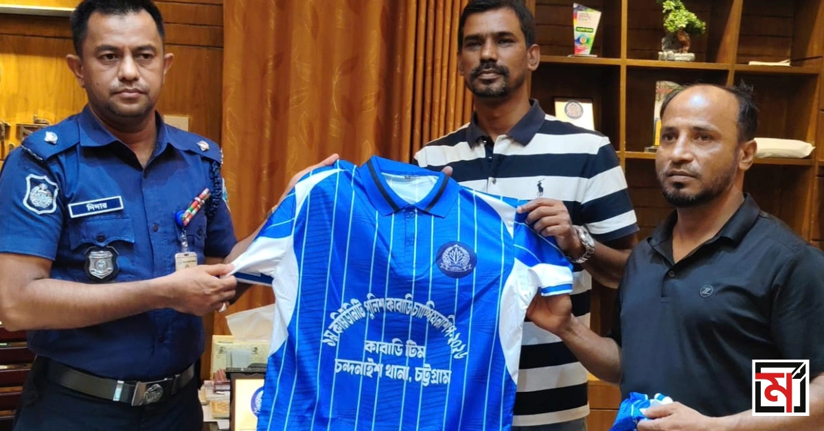 নাইশ থানা কাবাডি টিমের জার্সি উন্মোচন করছেন ওসি ও কর্মকর্তারা