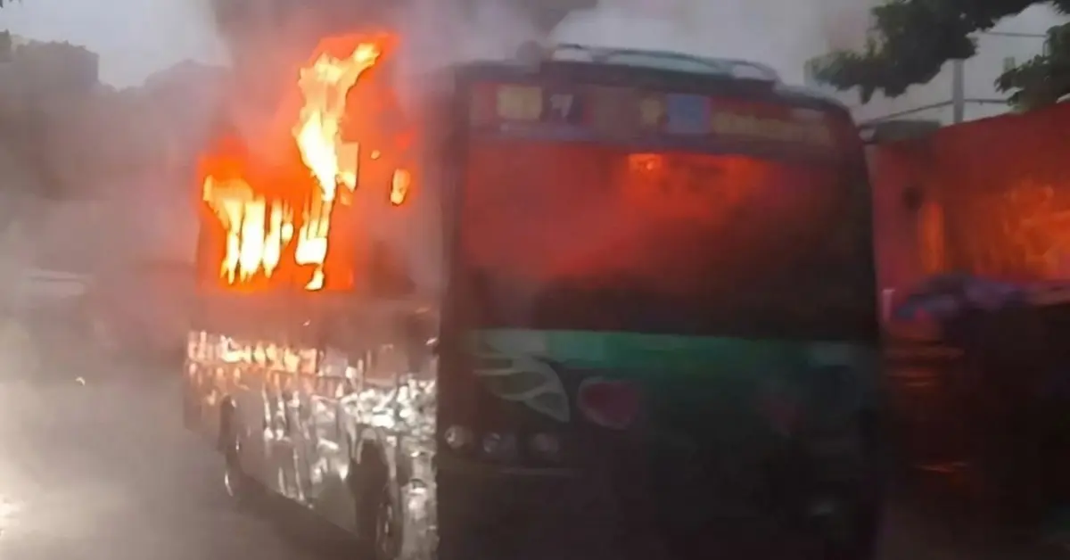 পল্লবীতে বাসে আগুন