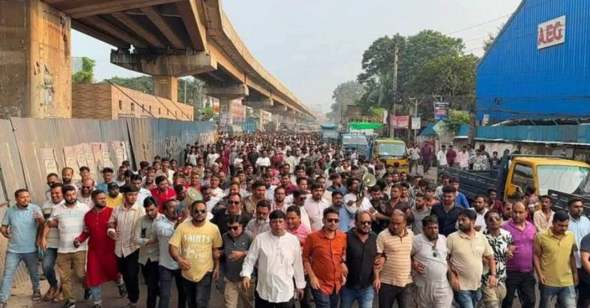 প্রধানমন্ত্রী তারেক রহমানকে নিয়ে কটূক্তির অভিযোগে টঙ্গীর কলেজ গেটে বিএনপির অঙ্গ ও সহযোগী সংগঠনের নেতাকর্মীদের বিক্ষোভ।