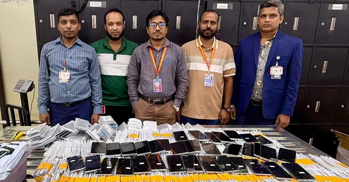 বিমানবন্দরে জব্দ করা বিদেশি সিগারেট ও মোবাইল ফোন