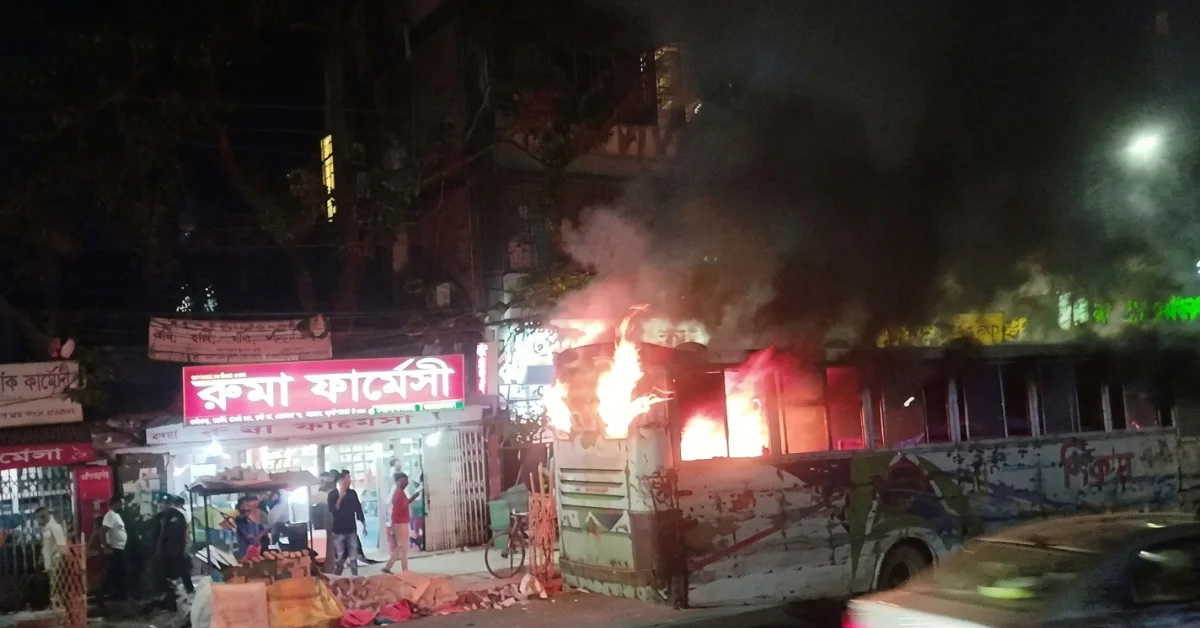 মিরপুরে বাসে আগুন