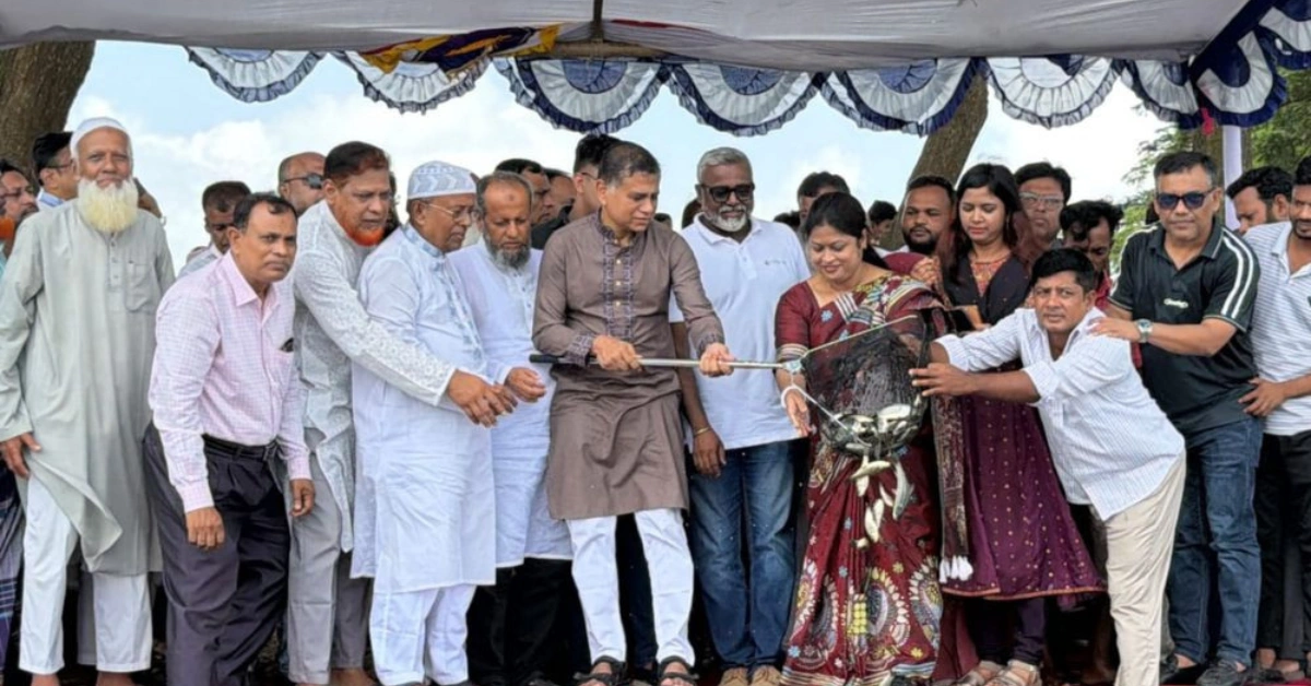 ব্রাহ্মণবাড়িয়ার শাকলা বিলে এক লাখ মাছের পোনা অবমুক্ত করা হচ্ছে