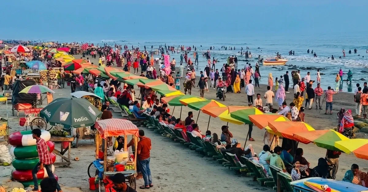 কুয়াকাটা বিচ কার্নিভাল ঘিরে পর্যটকদের উৎসবমুখর উপস্থিতি।