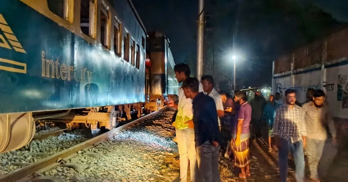 বদরগঞ্জে আন্তঃনগর ট্রেনের চাকা লাইনচ্যুত।