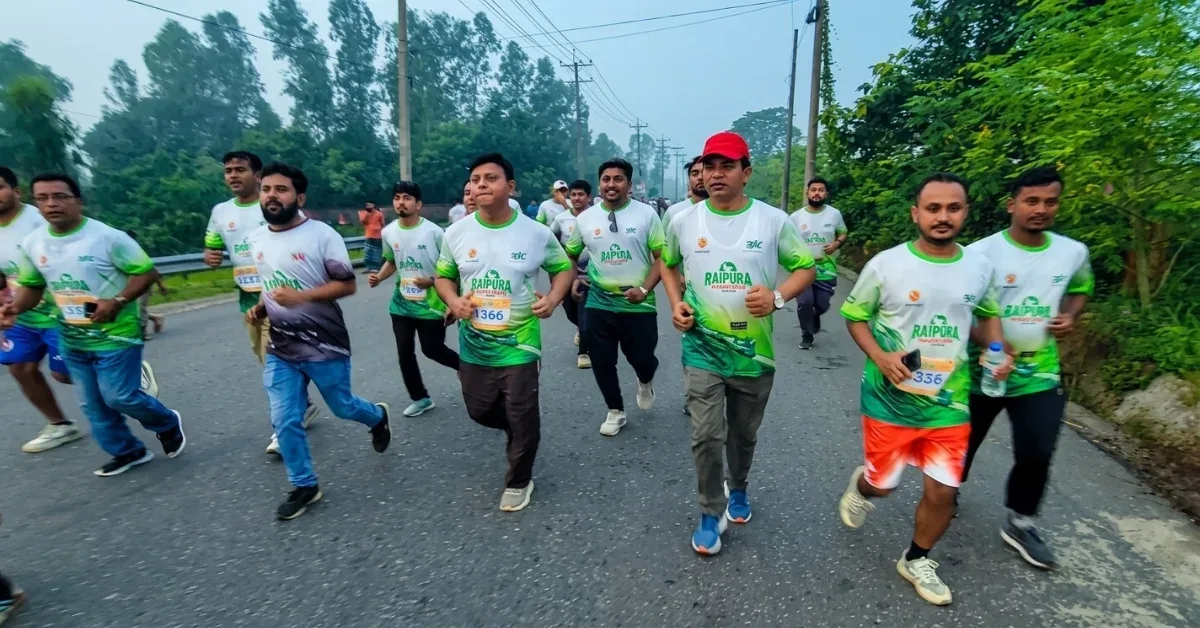 রায়পুরা ম্যারাথনে গ্রামীণ সড়কে দৌড়াচ্ছেন প্রতিযোগীরা