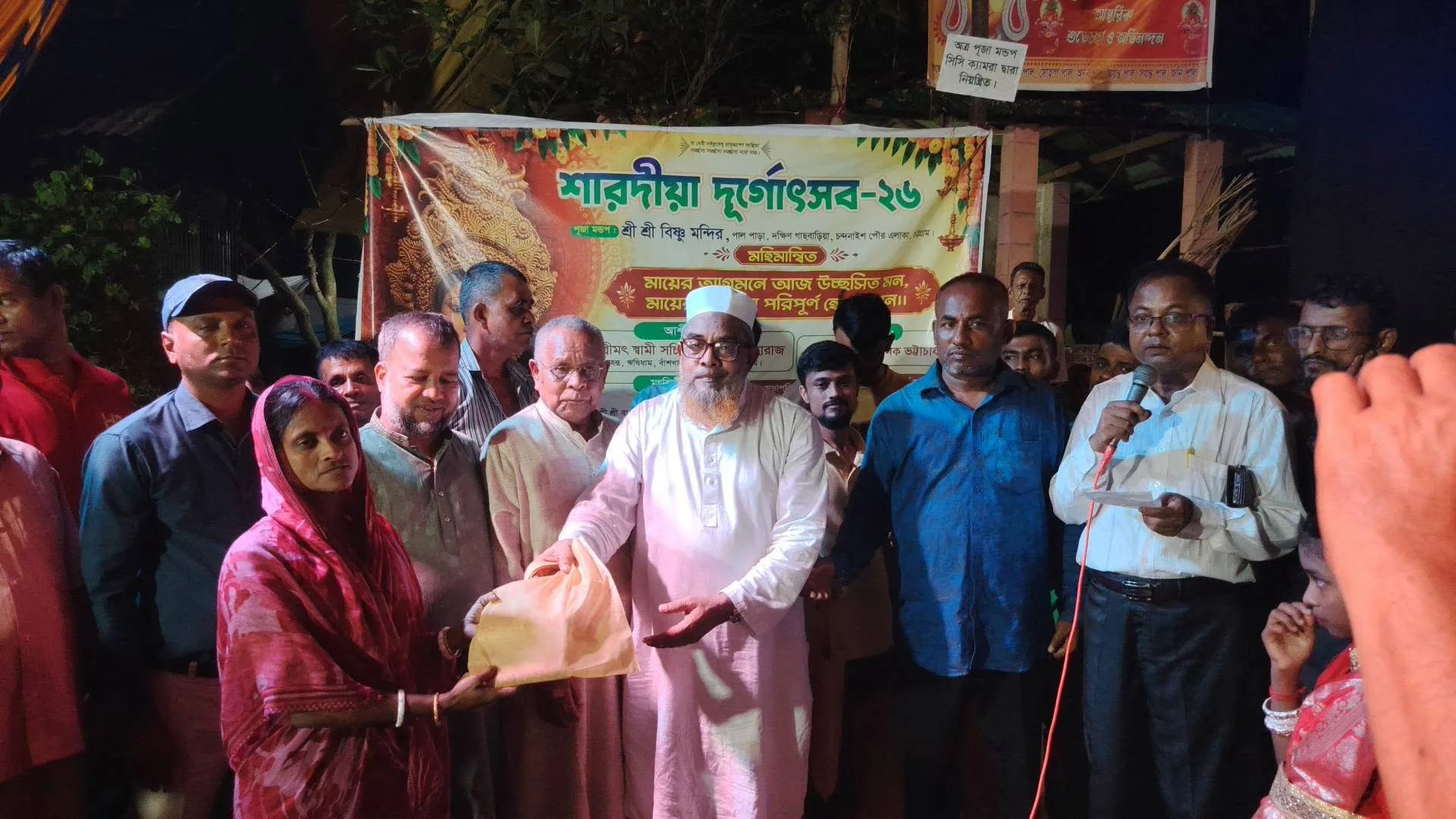 চন্দনাইশ পৌরসভার ৮ ও ৯ নম্বর ওয়ার্ডের বিভিন্ন দুর্গাপূজার মণ্ডপে সনাতন ধর্মাবলম্বীদের মাঝে বস্ত্র ও আর্থিক সহায়তা বিতরণ করছেন বিএনপি নেতা সিরাজুল ইসলাম সওদাগর।