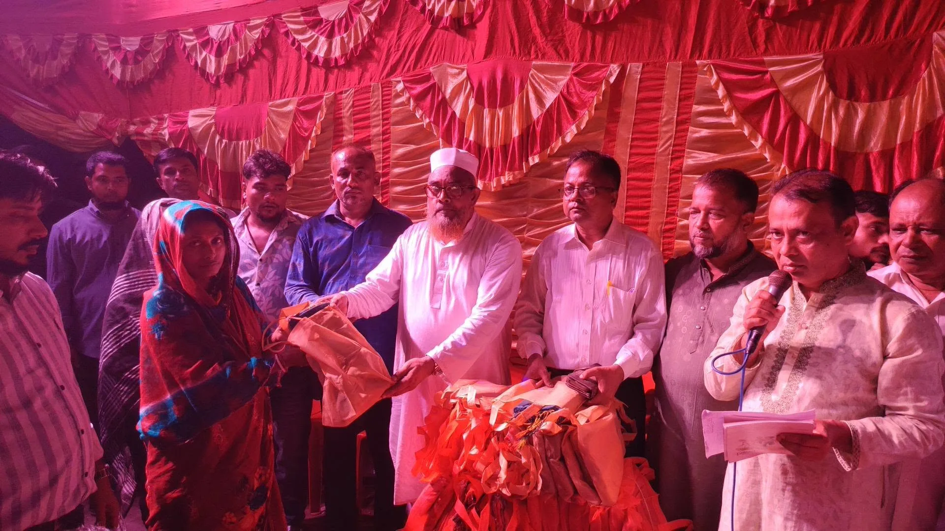 চন্দনাইশ পৌরসভার ৮ ও ৯ নম্বর ওয়ার্ডের বিভিন্ন দুর্গাপূজার মণ্ডপে সনাতন ধর্মাবলম্বীদের মাঝে বস্ত্র ও আর্থিক সহায়তা বিতরণ করছেন বিএনপি নেতা সিরাজুল ইসলাম সওদাগর।