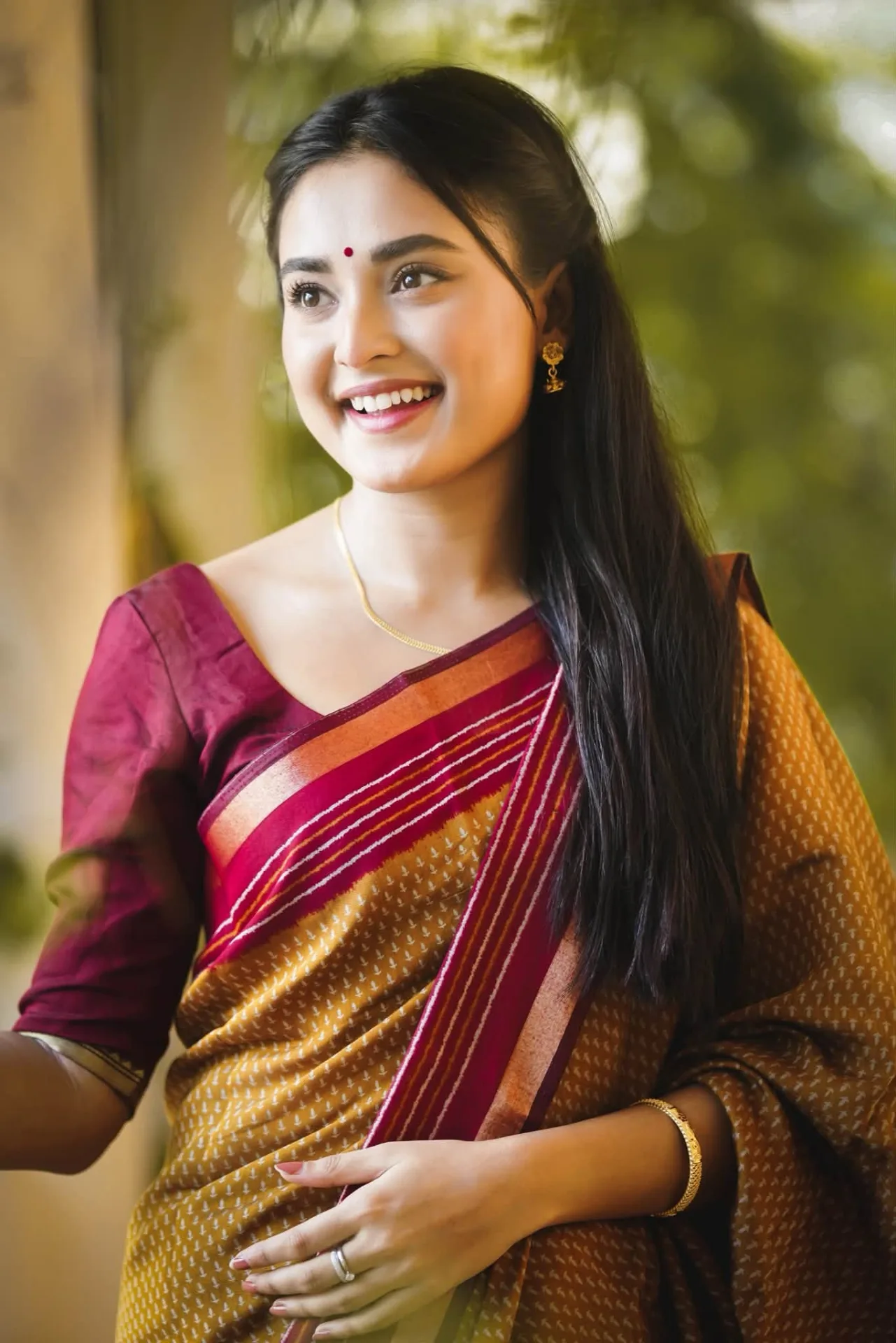"এক চিমটি লজ্জা, দু'চিমটি মিষ্টি": শাড়িতে নতুন ফটোশুটে তটিনি