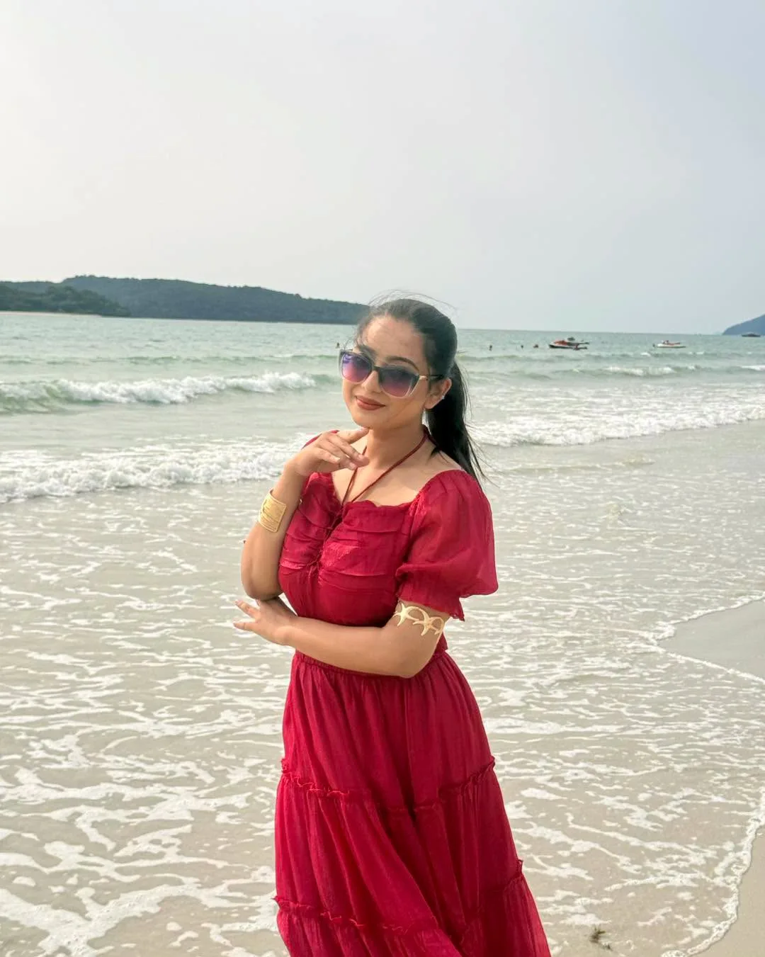 লাল পোশাকে ল্যাংকাউইয়ের সৈকতে তমা রশিদ