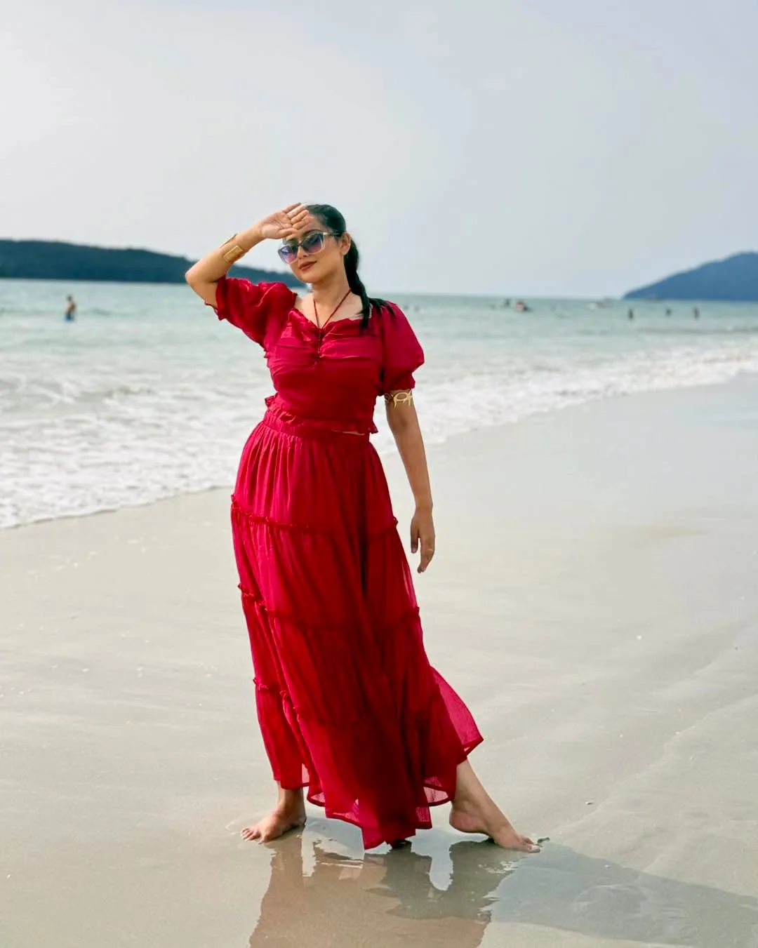 লাল পোশাকে ল্যাংকাউইয়ের সৈকতে তমা রশিদ