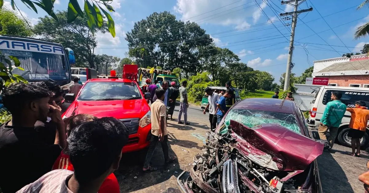 চন্দনাইশে চট্টগ্রাম-কক্সবাজার মহাসড়কে মারসা বাস ও প্রাইভেট কারের মুখোমুখি সংঘর্ষে ক্ষতিগ্রস্ত গাড়ি