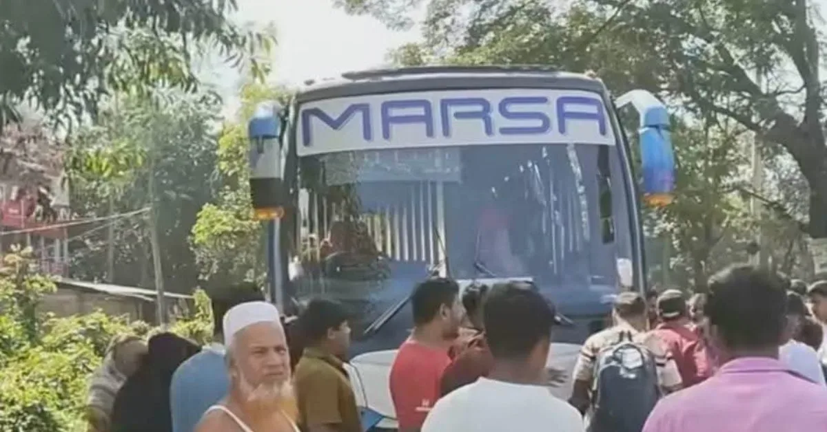 চন্দনাইশে চট্টগ্রাম-কক্সবাজার মহাসড়কে মারসা বাস ও প্রাইভেট কারের মুখোমুখি সংঘর্ষে ক্ষতিগ্রস্ত গাড়ি