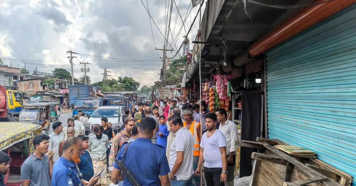 চন্দনাইশের গাছবাড়িয়া পুরাতন কলেজ গেট এলাকায় অবৈধ স্থাপনা উচ্ছেদে অভিযান পরিচালনা করা হয়।